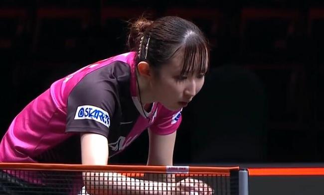 凯尔特人小球迷和远道而来的瑞士年轻人球迷互动