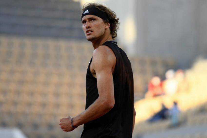 国乒拿下混团世界杯3连冠 采访时被吉祥物“乒乓”硬控 听说桌上的也能带走 全员直接all in 人手两个开心回家