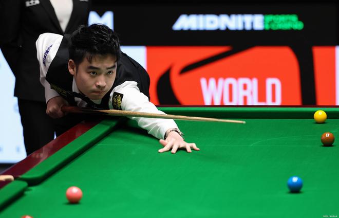 辛辛那提中场吉迪赛后与梅西交换球衣，双方握手并拥抱